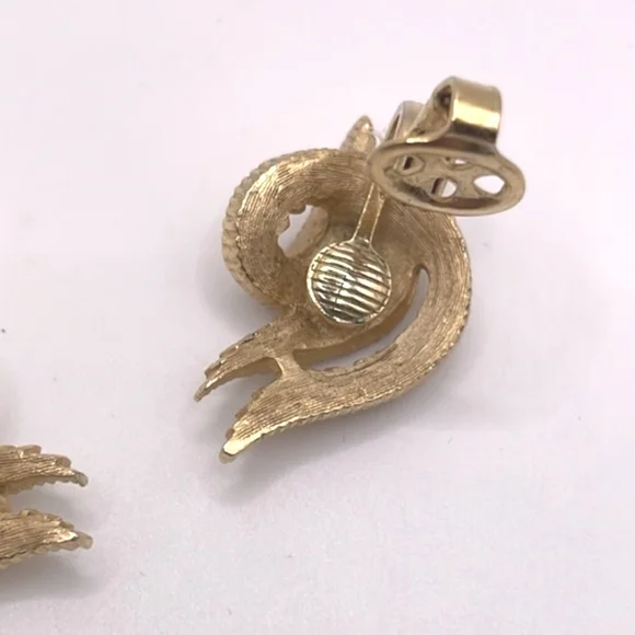 Crown Trifari Signed Vintage Brushed Gold Abstract Leaf Clip-on Earrings - Picture 6 of 9